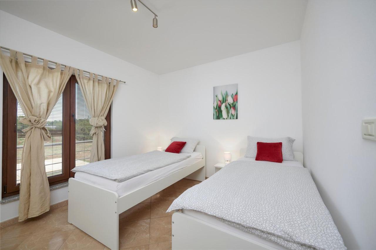 Villa Bartona For 8 Persons With Private Swimmingpool Pula Buitenkant foto