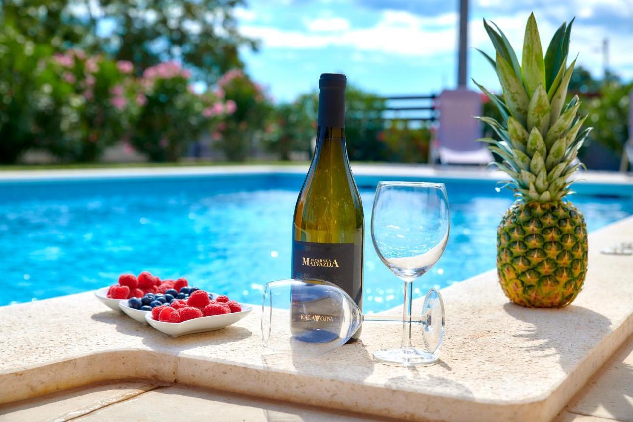 Villa Bartona For 8 Persons With Private Swimmingpool Pula Buitenkant foto