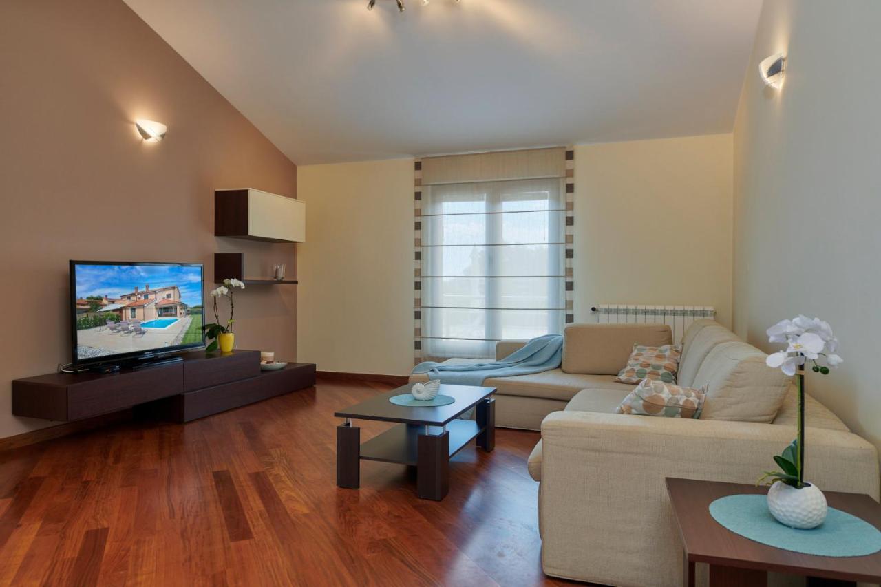 Villa Bartona For 8 Persons With Private Swimmingpool Pula Buitenkant foto