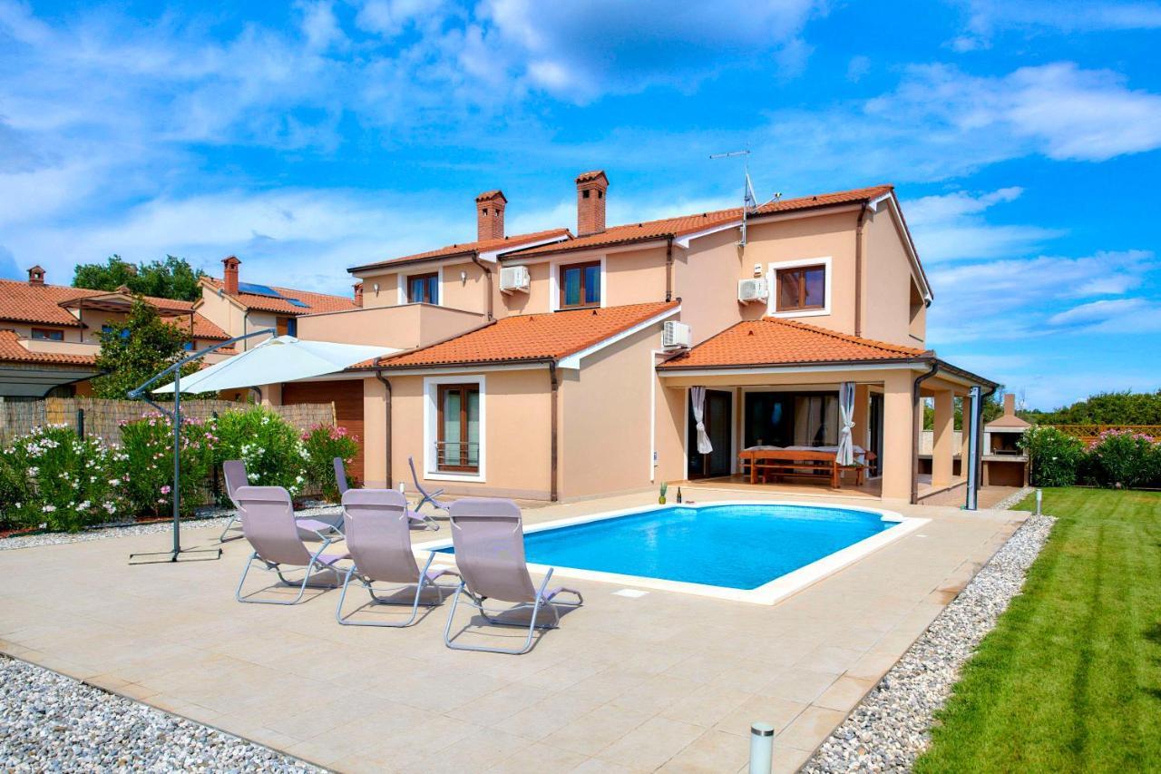Villa Bartona For 8 Persons With Private Swimmingpool Pula Buitenkant foto