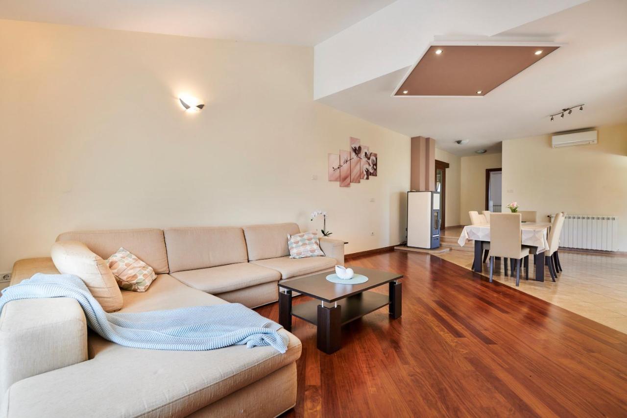 Villa Bartona For 8 Persons With Private Swimmingpool Pula Buitenkant foto
