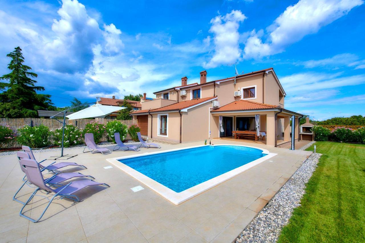 Villa Bartona For 8 Persons With Private Swimmingpool Pula Buitenkant foto