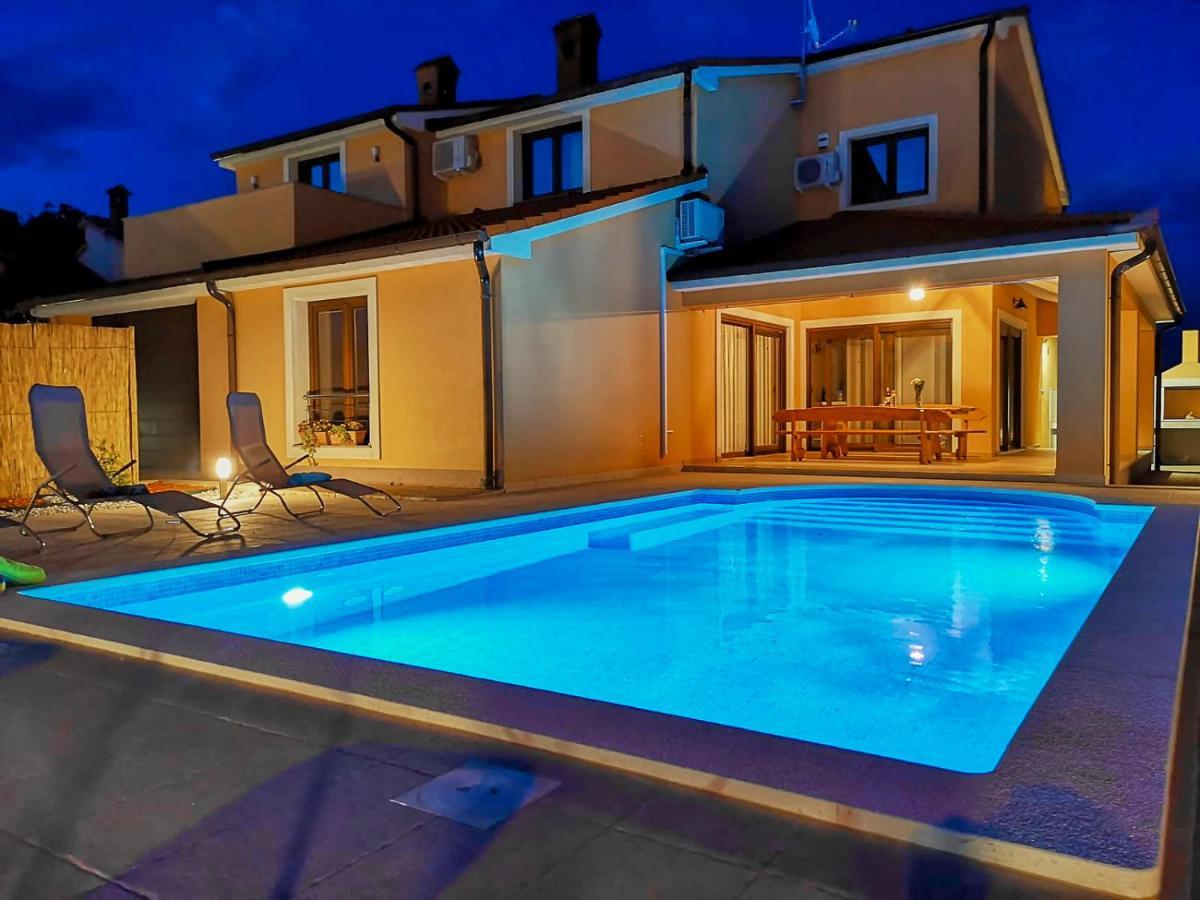 Villa Bartona For 8 Persons With Private Swimmingpool Pula Buitenkant foto