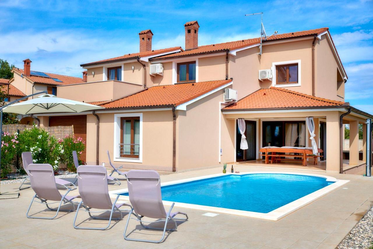 Villa Bartona For 8 Persons With Private Swimmingpool Pula Buitenkant foto