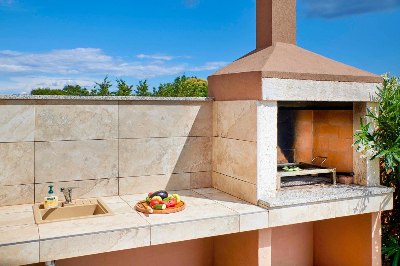 Villa Bartona For 8 Persons With Private Swimmingpool Pula Buitenkant foto