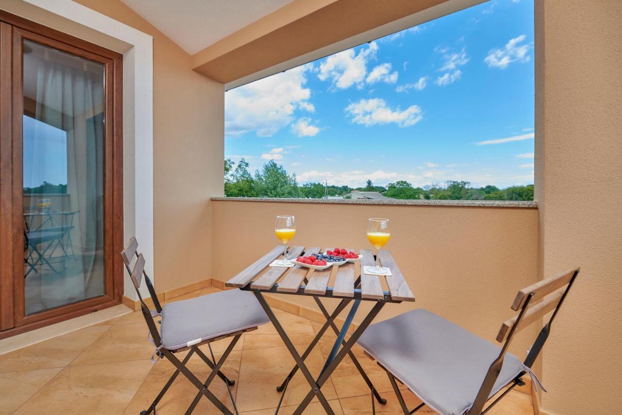 Villa Bartona For 8 Persons With Private Swimmingpool Pula Buitenkant foto